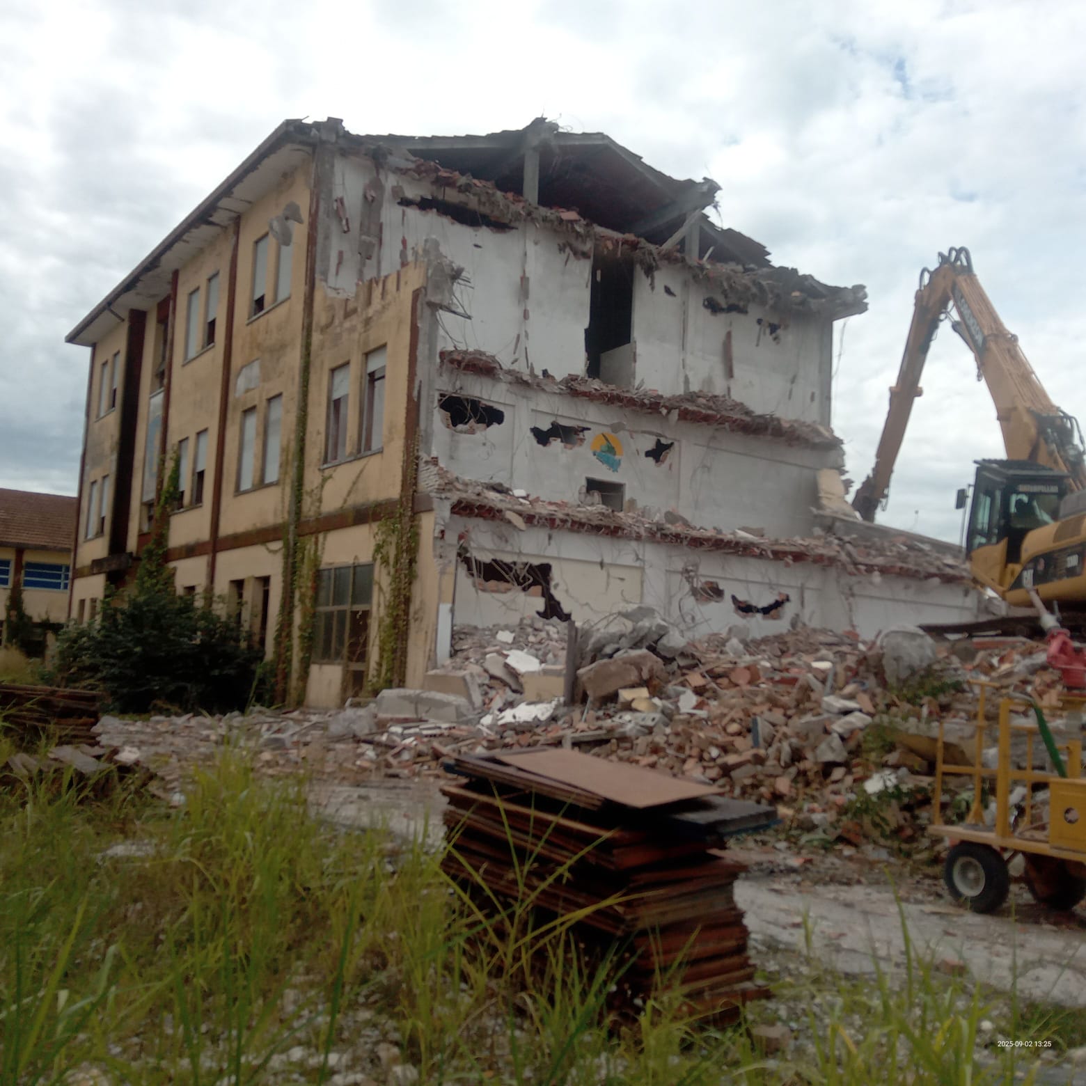 LA CASERMA mASET IN DEMOLIZIONE